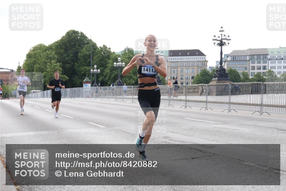29.06.2025 - hella hamburg halbmarathon Lena Gebhardt http://msf.ph/oto/8420882 29.06.2025 09:42:15 Lombardsbrücke 15253, 2618, 14113, 1241, 2604, 2618, 2892, 4128, 6559, 7142, 7862, 10485, 11965, 13440, 13751, 14019, 14107, 14113, 14506, 15253, 16169, 17003, 17752, 18124, 18569, 18897 meine-sportfotos.de