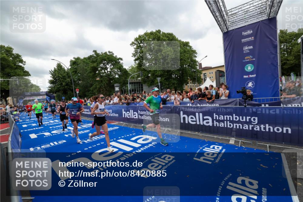 29.06.2025 - hella hamburg halbmarathon Zöllner http://msf.ph/oto/8420885 29.06.2025 10:53:26 Ziel 1683, 1727, 2074, 2354, 4065, 6198, 6629, 6942, 7312, 8651, 11844, 12490, 13997, 15681, 15838, 18134, 18901 meine-sportfotos.de