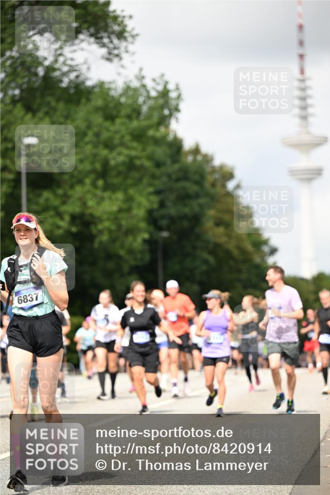 29.06.2025 - hella hamburg halbmarathon Dr. Thomas Lammeyer http://msf.ph/oto/8420914 29.06.2025 10:47:08 Kennedybrücke 1150, 1360, 1656, 1752, 1929, 1994, 2134, 2401, 2450, 2509, 2580, 2940, 2941, 3378, 3874, 4092, 4334, 4778, 4892, 5268, 5403, 5419, 6136, 6440, 6764, 6828, 6837, 7043, 7260, 7357, 7477, 7515, 7557, 7666, 8000, 8161, 8435, 8525, 8526, 9644, 9980, 10008, 10623, 10697, 10734, 10899, 11074, 11075, 11331 meine-sportfotos.de