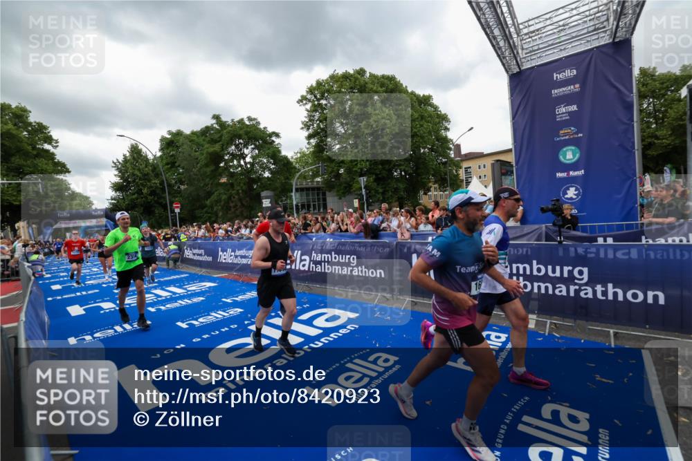 29.06.2025 - hella hamburg halbmarathon Zöllner http://msf.ph/oto/8420923 29.06.2025 10:53:27 Ziel 1683, 1727, 2354, 4065, 6198, 6629, 6942, 8651, 11844, 12490, 13912, 13997, 15681, 15838, 18134, 18901 meine-sportfotos.de