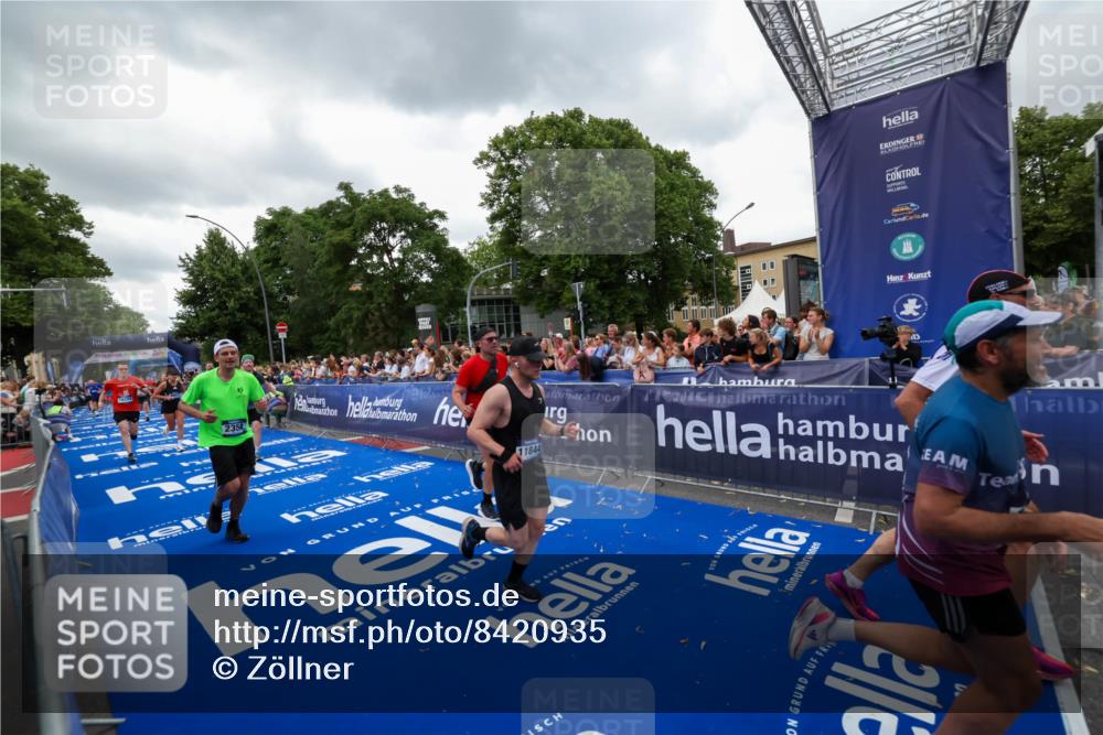 29.06.2025 - hella hamburg halbmarathon Zöllner http://msf.ph/oto/8420935 29.06.2025 10:53:27 Ziel 1683, 1727, 2354, 4065, 6198, 6629, 6942, 8651, 11844, 12490, 13912, 13997, 15681, 15838, 18134, 18901 meine-sportfotos.de