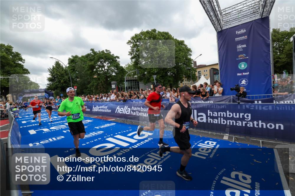 29.06.2025 - hella hamburg halbmarathon Zöllner http://msf.ph/oto/8420945 29.06.2025 10:53:28 Ziel 1683, 1727, 2354, 4065, 6198, 6629, 6942, 8651, 11068, 11844, 12490, 12909, 13912, 13997, 15838, 18134 meine-sportfotos.de