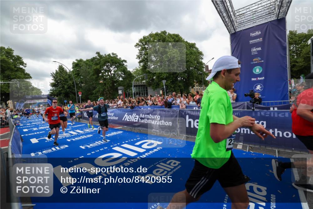 29.06.2025 - hella hamburg halbmarathon Zöllner http://msf.ph/oto/8420955 29.06.2025 10:53:29 Ziel 1727, 2354, 5866, 6198, 6629, 6942, 8651, 11068, 12490, 12909, 13912, 13997, 15838, 17710, 18134 meine-sportfotos.de