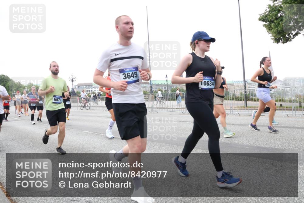 29.06.2025 - hella hamburg halbmarathon Lena Gebhardt http://msf.ph/oto/8420977 29.06.2025 10:52:31 Lombardsbrücke 731, 18115, 6671, 3645, 10634, 08, 1369, 1826, 1978, 2362, 2420, 2528, 2983, 3140, 3227, 3645, 4087, 4273, 4436, 4591, 4815, 5262, 5360, 6386, 6403, 6404, 6406, 6456, 6671, 6985, 7032, 7511, 7690, 7691, 7735, 7812, 8194, 8196, 8250, 8251, 8641, 9068, 9070, 9103, 9368, 9731, 10080, 10296, 10342, 10392, 10600, 10634, 10879, 10884, 10928, 11084, 11126, 11127, 11297, 11375, 11736, 11899, 11974, 12546, 12558, 12994, 14009 meine-sportfotos.de