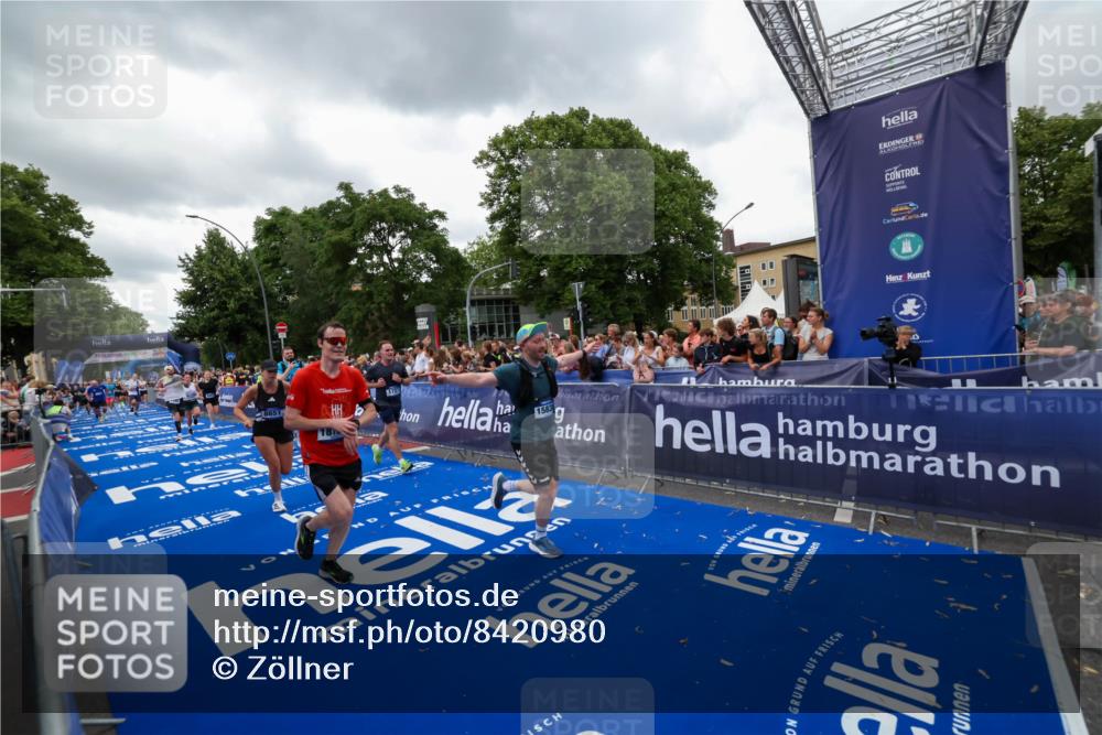 29.06.2025 - hella hamburg halbmarathon Zöllner http://msf.ph/oto/8420980 29.06.2025 10:53:29 Ziel 1727, 2354, 5866, 6198, 6629, 6942, 8651, 11068, 12490, 12909, 13912, 13997, 15838, 17710, 18134 meine-sportfotos.de