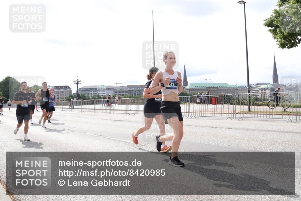29.06.2025 - hella hamburg halbmarathon Lena Gebhardt http://msf.ph/oto/8420985 29.06.2025 10:27:41 Lombardsbrücke 4372, 3389, 8766, 1148, 2080, 2775, 3389, 4372, 5177, 5285, 5825, 6214, 6259, 7497, 7764, 7944, 7978, 8085, 9567, 9688, 10158, 10412, 10413, 11256, 11766, 12500, 12823, 13043, 13860, 14206, 15607, 15641, 16569, 16804, 16838, 17427, 17791, 18012, 18097, 18301, 18626, 18766 meine-sportfotos.de