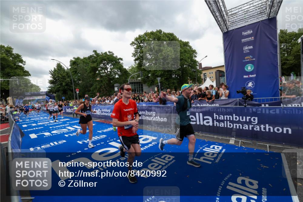 29.06.2025 - hella hamburg halbmarathon Zöllner http://msf.ph/oto/8420992 29.06.2025 10:53:30 Ziel 1061, 1499, 1727, 2070, 5866, 6198, 6629, 6942, 8651, 11068, 12909, 13912, 13997, 15838, 17710, 18134 meine-sportfotos.de
