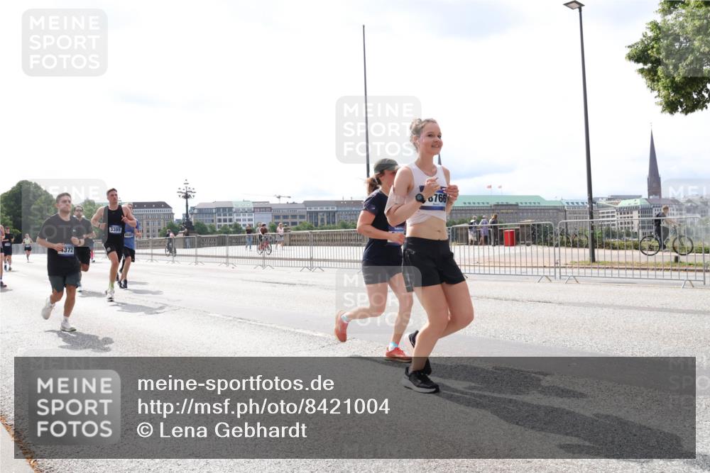 29.06.2025 - hella hamburg halbmarathon Lena Gebhardt http://msf.ph/oto/8421004 29.06.2025 10:27:41 Lombardsbrücke 4372, 3389, 0766, 1148, 2080, 2775, 3389, 4372, 5177, 5285, 5825, 6214, 6259, 7497, 7764, 7944, 7978, 8085, 9567, 9688, 10158, 10412, 10413, 11256, 11766, 12500, 12823, 13043, 13860, 14206, 15607, 15641, 16569, 16804, 16838, 17427, 17791, 18012, 18097, 18301, 18626, 18766 meine-sportfotos.de