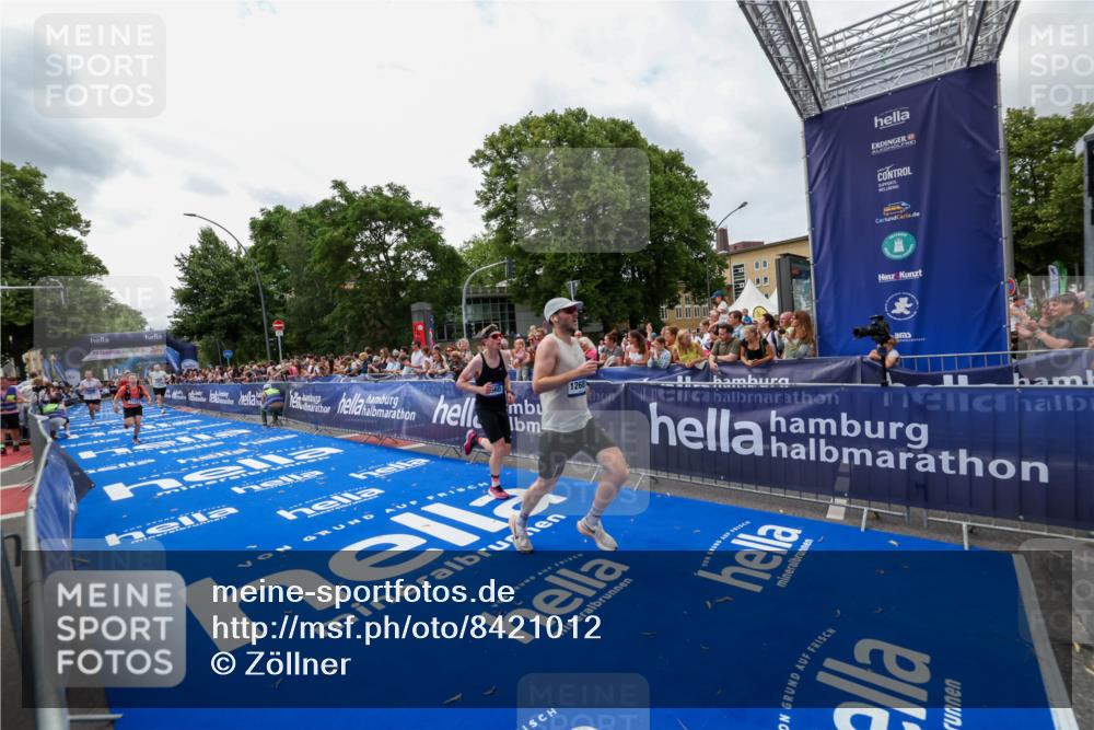 29.06.2025 - hella hamburg halbmarathon Zöllner http://msf.ph/oto/8421012 29.06.2025 10:31:40 Ziel 5660, 7793, 12681, 13606, 13617, 15835 meine-sportfotos.de