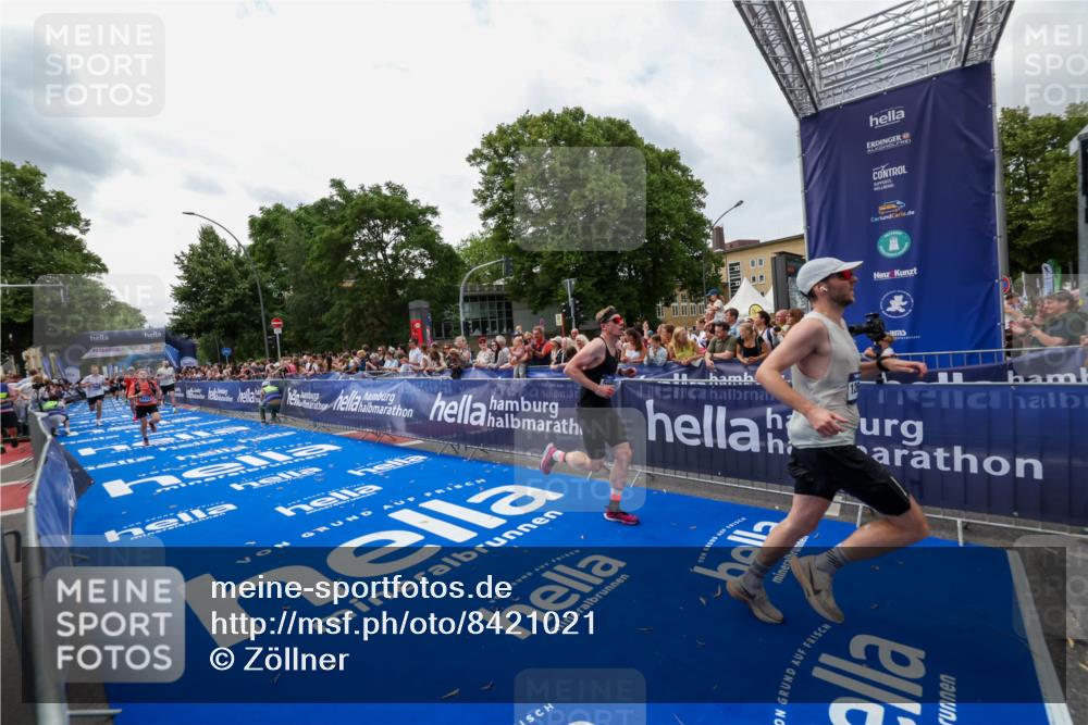 29.06.2025 - hella hamburg halbmarathon Zöllner http://msf.ph/oto/8421021 29.06.2025 10:31:41 Ziel 5660, 7793, 12681, 13606, 13617, 15835, 18102 meine-sportfotos.de
