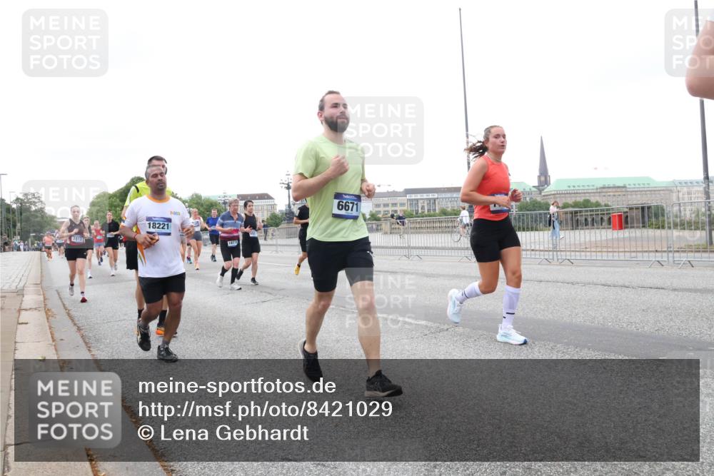29.06.2025 - hella hamburg halbmarathon Lena Gebhardt http://msf.ph/oto/8421029 29.06.2025 10:52:31 Lombardsbrücke 7812, 18221, 18119, 6671, 1369, 1826, 1978, 2362, 2420, 2528, 2983, 3140, 3227, 3645, 4087, 4273, 4436, 4591, 4815, 5262, 5360, 6386, 6403, 6404, 6406, 6456, 6671, 6985, 7032, 7511, 7690, 7691, 7735, 7812, 8194, 8196, 8250, 8251, 8641, 9068, 9070, 9103, 9368, 9731, 10080, 10296, 10342, 10392, 10600, 10634, 10879, 10884, 10928, 11084, 11126, 11127, 11297, 11375, 11736, 11899, 11974, 12546, 12558, 12994, 14009 meine-sportfotos.de