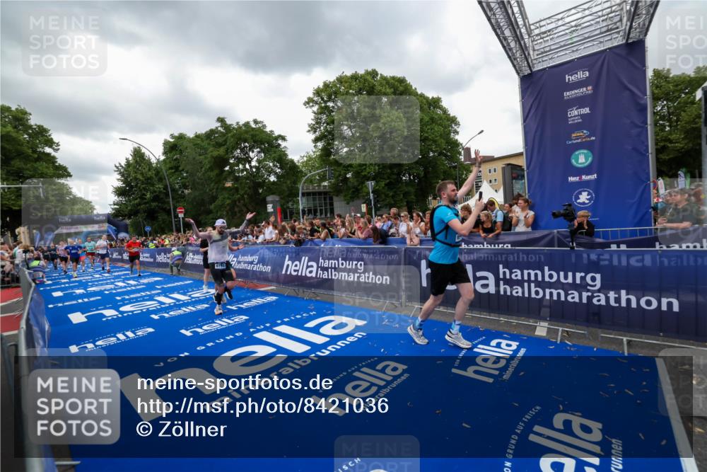 29.06.2025 - hella hamburg halbmarathon Zöllner http://msf.ph/oto/8421036 29.06.2025 10:53:31 Ziel 1061, 1499, 1727, 2070, 5866, 6198, 6629, 6942, 8651, 11068, 12909, 13912, 13997, 15497, 17710, 18450 meine-sportfotos.de