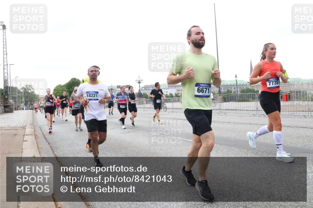 29.06.2025 - hella hamburg halbmarathon Lena Gebhardt http://msf.ph/oto/8421043 29.06.2025 10:52:32 Lombardsbrücke 7812, 9368, 18221, 18115, 1129, 6671, 7735, 1369, 1826, 1978, 2362, 2420, 2528, 2983, 3140, 3227, 3645, 4087, 4273, 4436, 4591, 4815, 5262, 5360, 6386, 6403, 6404, 6406, 6456, 6671, 6985, 7032, 7511, 7690, 7691, 7735, 7812, 8194, 8196, 8250, 8251, 8641, 9068, 9070, 9103, 9368, 9731, 10080, 10296, 10342, 10392, 10600, 10634, 10879, 10884, 10928, 11084, 11126, 11127, 11297, 11736, 11899, 11974, 12546, 12558, 12994, 14009 meine-sportfotos.de