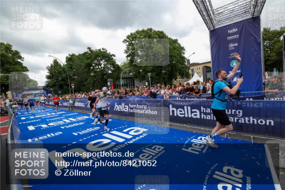 29.06.2025 - hella hamburg halbmarathon Zöllner http://msf.ph/oto/8421052 29.06.2025 10:53:32 Ziel 1061, 1098, 1499, 2070, 5866, 6198, 6629, 6942, 11068, 12909, 13912, 13997, 15113, 15497, 17710, 18450, 18612 meine-sportfotos.de