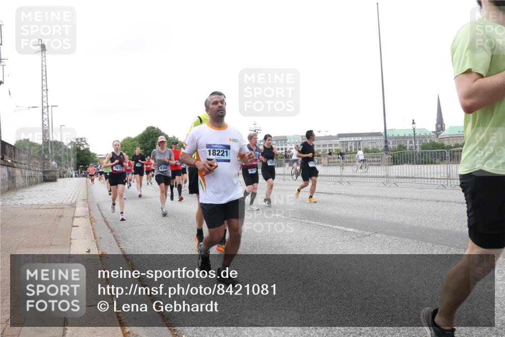29.06.2025 - hella hamburg halbmarathon Lena Gebhardt http://msf.ph/oto/8421081 29.06.2025 10:52:32 Lombardsbrücke 7812, 9368, 18221, 1520, 18115, 1369, 1826, 1978, 2362, 2420, 2528, 2983, 3140, 3227, 3645, 4087, 4273, 4436, 4591, 4815, 5262, 5360, 6386, 6403, 6404, 6406, 6456, 6671, 6985, 7032, 7511, 7690, 7691, 7735, 7812, 8194, 8196, 8250, 8251, 8641, 9068, 9070, 9103, 9368, 9731, 10080, 10296, 10342, 10392, 10600, 10634, 10879, 10884, 10928, 11084, 11126, 11127, 11297, 11736, 11899, 11974, 12546, 12558, 12994, 14009 meine-sportfotos.de