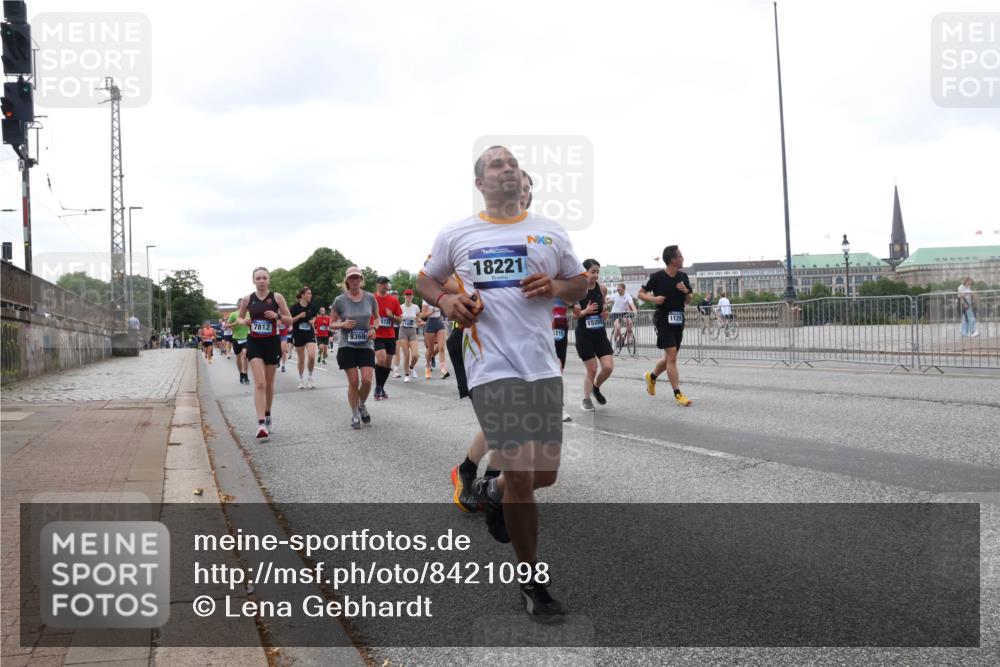 29.06.2025 - hella hamburg halbmarathon Lena Gebhardt http://msf.ph/oto/8421098 29.06.2025 10:52:32 Lombardsbrücke 7812, 9368, 18221, 115, 1129, 1369, 1826, 1978, 2362, 2420, 2528, 2983, 3140, 3227, 3645, 4087, 4273, 4436, 4591, 4815, 5262, 5360, 6386, 6403, 6404, 6406, 6456, 6671, 6985, 7032, 7511, 7690, 7691, 7735, 7812, 8194, 8196, 8250, 8251, 8641, 9068, 9070, 9103, 9368, 9731, 10080, 10296, 10342, 10392, 10600, 10634, 10879, 10884, 10928, 11084, 11126, 11127, 11297, 11736, 11899, 11974, 12546, 12558, 12994, 14009 meine-sportfotos.de