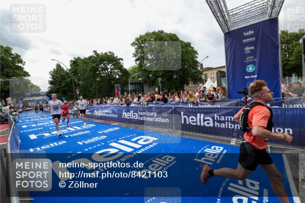 29.06.2025 - hella hamburg halbmarathon Zöllner http://msf.ph/oto/8421103 29.06.2025 10:31:43 Ziel 7793, 13606, 13617, 15835, 18102 meine-sportfotos.de