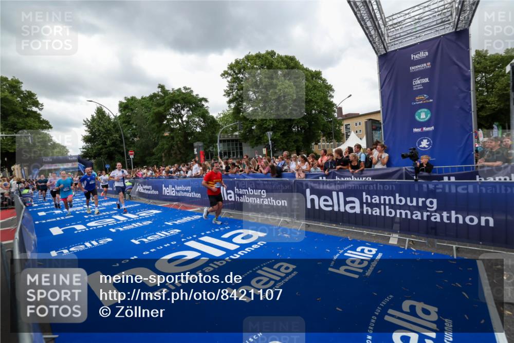 29.06.2025 - hella hamburg halbmarathon Zöllner http://msf.ph/oto/8421107 29.06.2025 10:53:34 Ziel 1030, 1061, 1098, 1499, 1783, 2070, 3399, 5866, 6628, 6629, 11068, 12909, 13912, 15113, 15497, 17710, 18450, 18612 meine-sportfotos.de