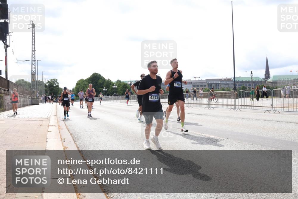 29.06.2025 - hella hamburg halbmarathon Lena Gebhardt http://msf.ph/oto/8421111 29.06.2025 10:27:42 Lombardsbrücke 4372, 3389, 1148, 2080, 2775, 3389, 4372, 5177, 5285, 5825, 5847, 6214, 7497, 7764, 7944, 7978, 8085, 9567, 9688, 10158, 10412, 10413, 11256, 11739, 11766, 12500, 12823, 13043, 13860, 14206, 15607, 15641, 16569, 16804, 16838, 17427, 17791, 18012, 18097, 18301, 18626, 18766 meine-sportfotos.de