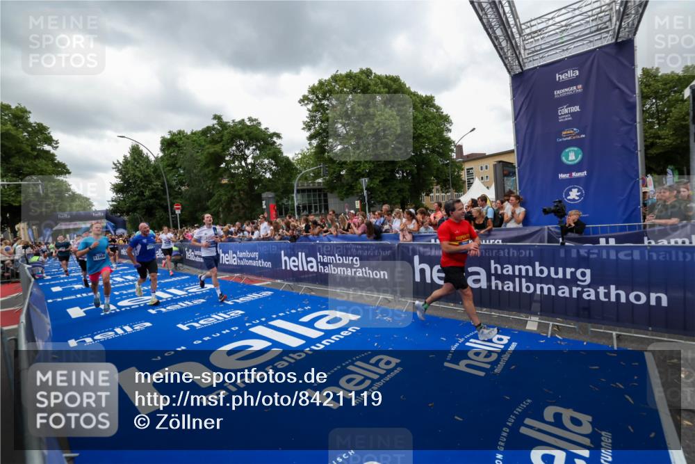 29.06.2025 - hella hamburg halbmarathon Zöllner http://msf.ph/oto/8421119 29.06.2025 10:53:35 Ziel 1030, 1061, 1098, 1499, 1783, 2070, 3399, 5866, 6628, 11068, 12909, 13912, 15113, 15497, 15856, 17710, 18450, 18612 meine-sportfotos.de