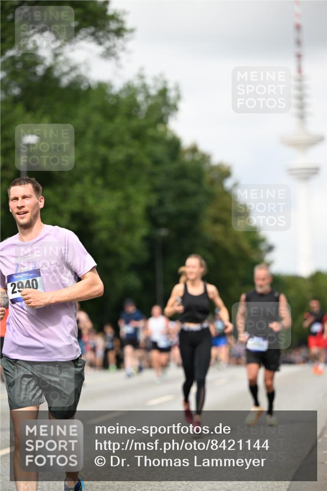 29.06.2025 - hella hamburg halbmarathon Dr. Thomas Lammeyer http://msf.ph/oto/8421144 29.06.2025 10:47:14 Kennedybrücke 1150, 1360, 1656, 1929, 1994, 2401, 2450, 2509, 2580, 2940, 2941, 3378, 3874, 4092, 4334, 4778, 4891, 4892, 5268, 5403, 6440, 6764, 6837, 7357, 7477, 7515, 7557, 7666, 8000, 8161, 8435, 8525, 8526, 9304, 9980, 10008, 10697, 10734, 10899, 11331 meine-sportfotos.de