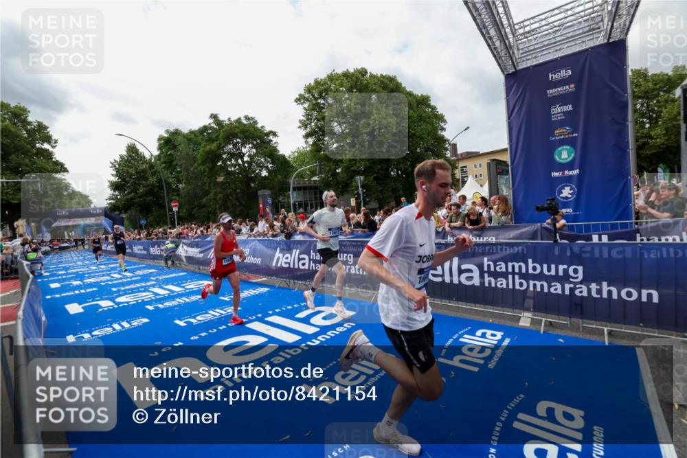 29.06.2025 - hella hamburg halbmarathon Zöllner http://msf.ph/oto/8421154 29.06.2025 10:31:45 Ziel 5187, 13606, 13617, 15835, 18102 meine-sportfotos.de