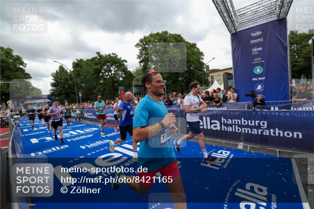 29.06.2025 - hella hamburg halbmarathon Zöllner http://msf.ph/oto/8421165 29.06.2025 10:53:36 Ziel 1030, 1061, 1098, 1499, 1502, 1783, 2070, 3399, 5866, 6628, 6762, 10549, 11068, 12909, 13912, 15113, 15497, 15856, 17710, 18450, 18612, 18666 meine-sportfotos.de