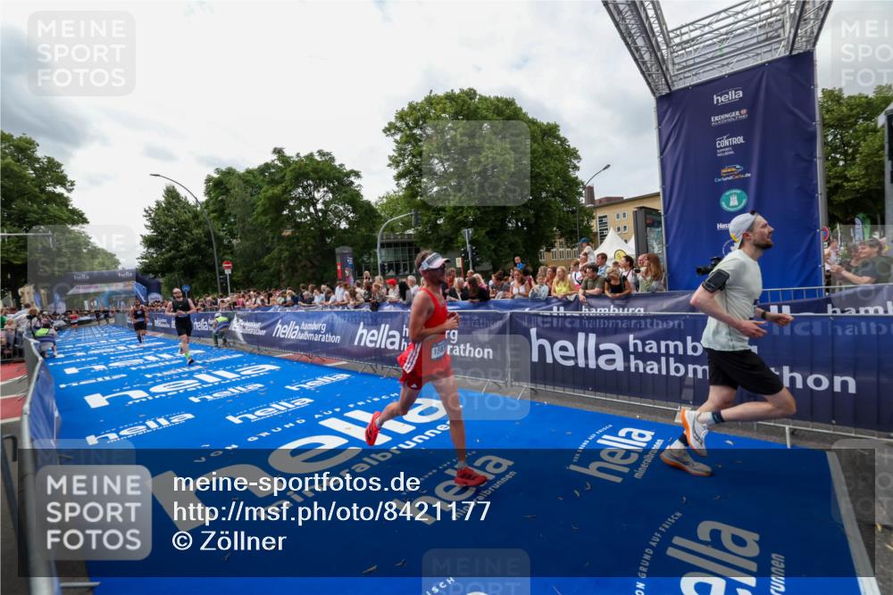 29.06.2025 - hella hamburg halbmarathon Zöllner http://msf.ph/oto/8421177 29.06.2025 10:31:45 Ziel 5187, 13606, 13617, 15835, 18102 meine-sportfotos.de