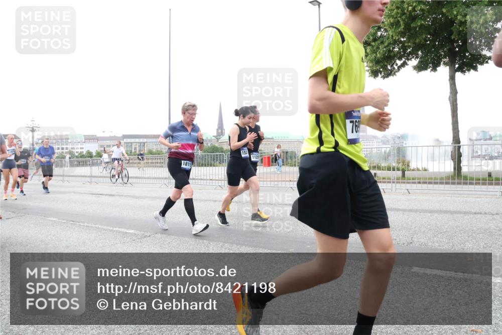 29.06.2025 - hella hamburg halbmarathon Lena Gebhardt http://msf.ph/oto/8421198 29.06.2025 10:52:34 Lombardsbrücke 11974, 181, 152, 112, 769, 1369, 1826, 2146, 2362, 2420, 2528, 2983, 3140, 3227, 3645, 4087, 4273, 4436, 4591, 4729, 4815, 5262, 5360, 6386, 6403, 6404, 6406, 6671, 6985, 7032, 7511, 7690, 7691, 7735, 7737, 7812, 8194, 8196, 8641, 9068, 9070, 9103, 9368, 9731, 10055, 10080, 10296, 10342, 10392, 10600, 10634, 10879, 10884, 10928, 10981, 11084, 11126, 11127, 11297, 11736, 11899, 11974, 12546, 12558, 12994, 14009 meine-sportfotos.de