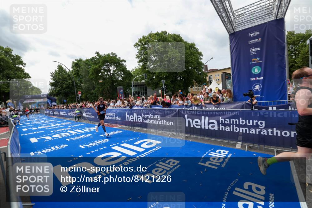 29.06.2025 - hella hamburg halbmarathon Zöllner http://msf.ph/oto/8421226 29.06.2025 10:31:48 Ziel 5187, 13606, 18102 meine-sportfotos.de