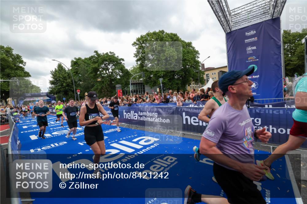 29.06.2025 - hella hamburg halbmarathon Zöllner http://msf.ph/oto/8421242 29.06.2025 10:53:38 Ziel 1030, 1061, 1098, 1499, 1502, 1783, 2070, 2630, 3399, 3819, 5866, 6628, 6762, 10549, 12632, 13865, 15061, 15113, 15497, 15856, 17710, 18450, 18612, 18666, 18715 meine-sportfotos.de