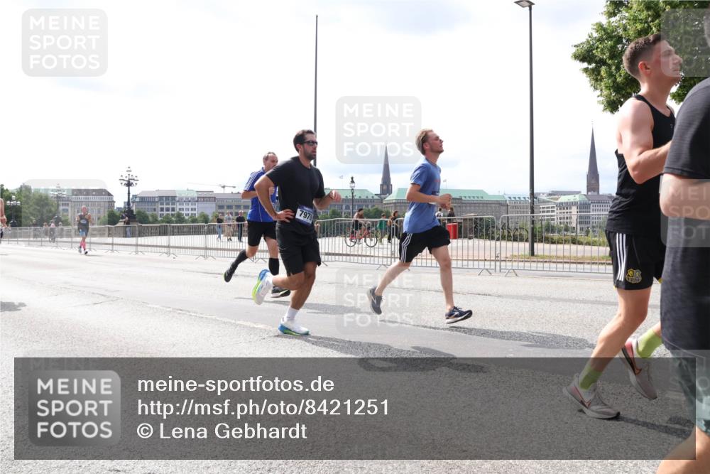 29.06.2025 - hella hamburg halbmarathon Lena Gebhardt http://msf.ph/oto/8421251 29.06.2025 10:27:43 Lombardsbrücke 7978, 1148, 2080, 2775, 3389, 4372, 5177, 5285, 5825, 5847, 6214, 7497, 7764, 7944, 7978, 8085, 9567, 9688, 10158, 10412, 10413, 11256, 11692, 11739, 11766, 12500, 12823, 13043, 13860, 14206, 15607, 16569, 16804, 16838, 17427, 17791, 18012, 18097, 18301, 18626, 18766 meine-sportfotos.de