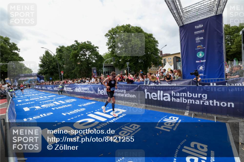 29.06.2025 - hella hamburg halbmarathon Zöllner http://msf.ph/oto/8421255 29.06.2025 10:31:49 Ziel 5187, 11929, 18102 meine-sportfotos.de