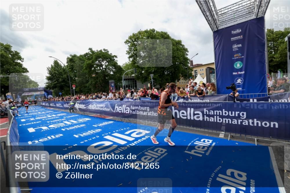 29.06.2025 - hella hamburg halbmarathon Zöllner http://msf.ph/oto/8421265 29.06.2025 10:31:49 Ziel 5187, 11929, 18102 meine-sportfotos.de