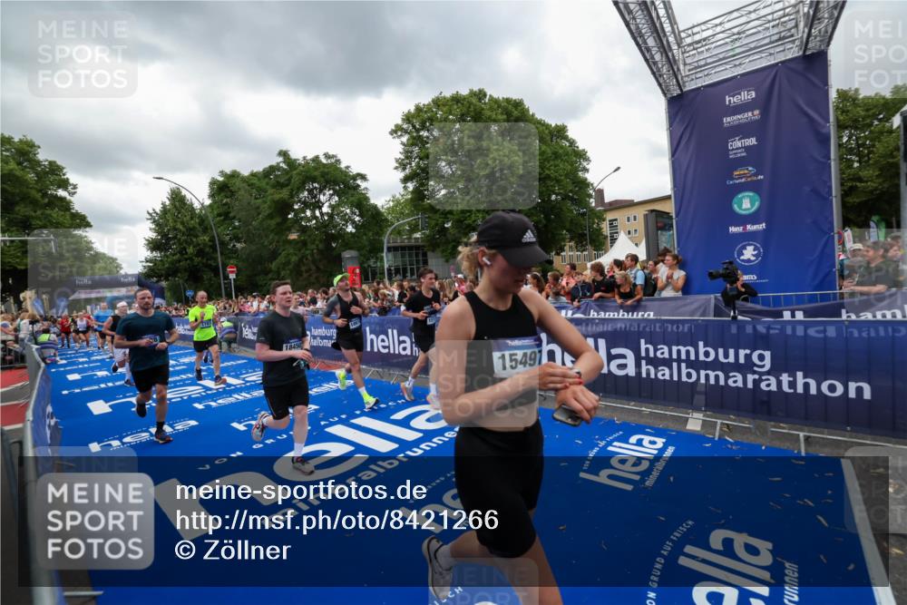29.06.2025 - hella hamburg halbmarathon Zöllner http://msf.ph/oto/8421266 29.06.2025 10:53:39 Ziel 1030, 1061, 1098, 1499, 1502, 1783, 2058, 2070, 2630, 3399, 3819, 6628, 6762, 10549, 11604, 12632, 13865, 15061, 15113, 15497, 15856, 16092, 18143, 18450, 18612, 18666, 18715 meine-sportfotos.de