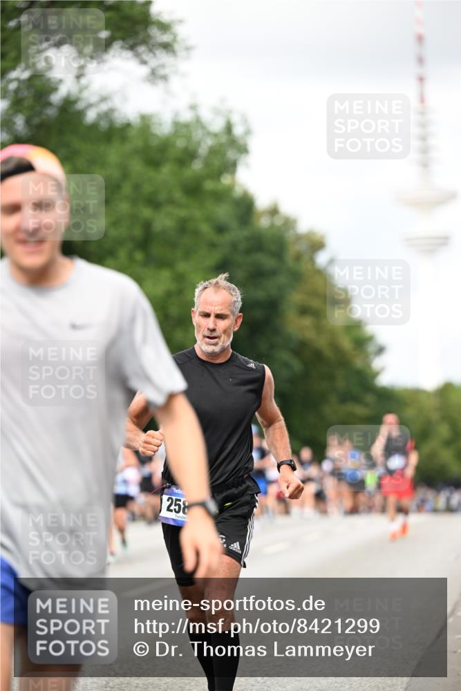 29.06.2025 - hella hamburg halbmarathon Dr. Thomas Lammeyer http://msf.ph/oto/8421299 29.06.2025 10:47:18 Kennedybrücke 1150, 1360, 1656, 1929, 1994, 2401, 2450, 2509, 2580, 2940, 2941, 3283, 3378, 3764, 3874, 4092, 4334, 4353, 4778, 4891, 4892, 5268, 5403, 6764, 6837, 7357, 7477, 7515, 7557, 7666, 8000, 8161, 8233, 8435, 9304, 9980, 10008, 10536, 10697, 10734, 10899, 11331 meine-sportfotos.de