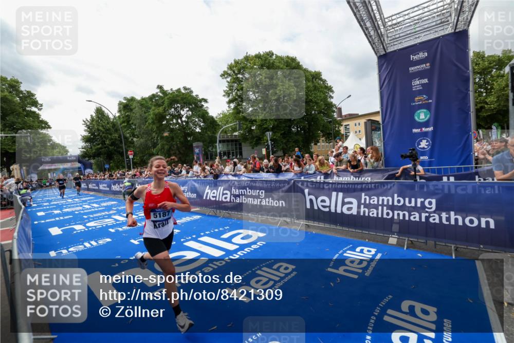 29.06.2025 - hella hamburg halbmarathon Zöllner http://msf.ph/oto/8421309 29.06.2025 10:31:53 Ziel 3935, 5187, 10927, 11929 meine-sportfotos.de