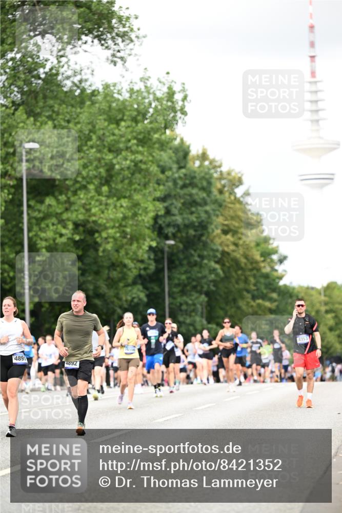 29.06.2025 - hella hamburg halbmarathon Dr. Thomas Lammeyer http://msf.ph/oto/8421352 29.06.2025 10:47:20 Kennedybrücke 1150, 1310, 1360, 1656, 1929, 1994, 2401, 2450, 2509, 2580, 2940, 2941, 3283, 3378, 3764, 3874, 4092, 4334, 4353, 4778, 4891, 4892, 5268, 5403, 5755, 6764, 6837, 7477, 7515, 7557, 8000, 8161, 8233, 8435, 9304, 10008, 10536, 10697, 10734, 10899 meine-sportfotos.de