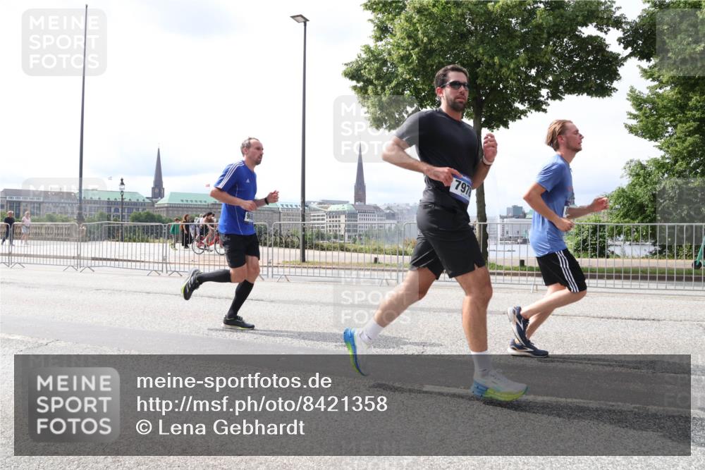29.06.2025 - hella hamburg halbmarathon Lena Gebhardt http://msf.ph/oto/8421358 29.06.2025 10:27:44 Lombardsbrücke 462, 1148, 2080, 3389, 4372, 5177, 5285, 5825, 5847, 6214, 6632, 7497, 7764, 7944, 7978, 8085, 9567, 9688, 10158, 10412, 10413, 11256, 11692, 11739, 11766, 12500, 12780, 12823, 13043, 13860, 14206, 15607, 16569, 16804, 16838, 17427, 17791, 18012, 18097, 18301, 18626, 18766 meine-sportfotos.de