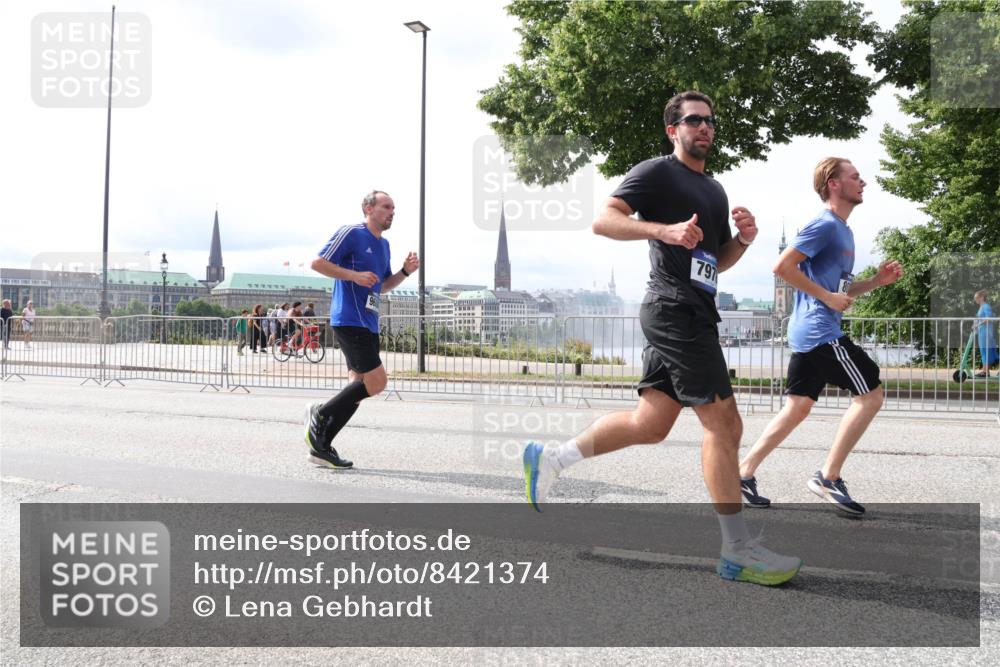 29.06.2025 - hella hamburg halbmarathon Lena Gebhardt http://msf.ph/oto/8421374 29.06.2025 10:27:44 Lombardsbrücke 797, 1148, 2080, 3389, 4372, 5177, 5285, 5825, 5847, 6214, 6632, 7497, 7764, 7944, 7978, 8085, 9567, 9688, 10158, 10412, 10413, 11256, 11692, 11739, 11766, 12500, 12780, 12823, 13043, 13860, 14206, 15607, 16569, 16804, 16838, 17427, 17791, 18012, 18097, 18301, 18626, 18766 meine-sportfotos.de