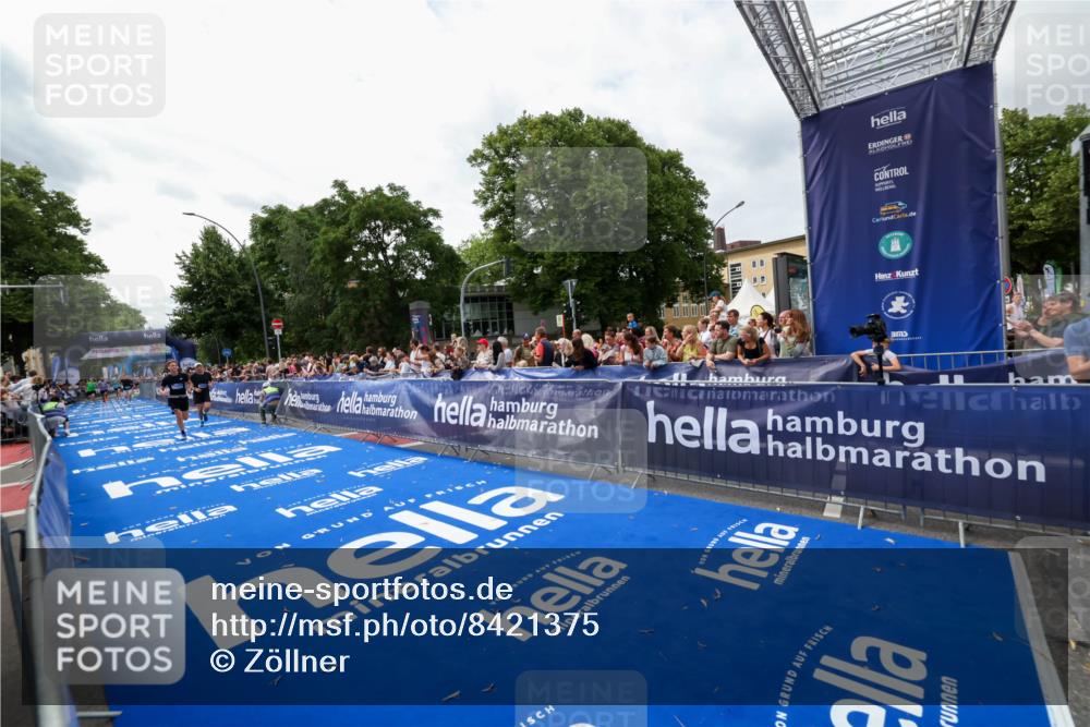 29.06.2025 - hella hamburg halbmarathon Zöllner http://msf.ph/oto/8421375 29.06.2025 10:31:55 Ziel 3935, 10927, 11929 meine-sportfotos.de