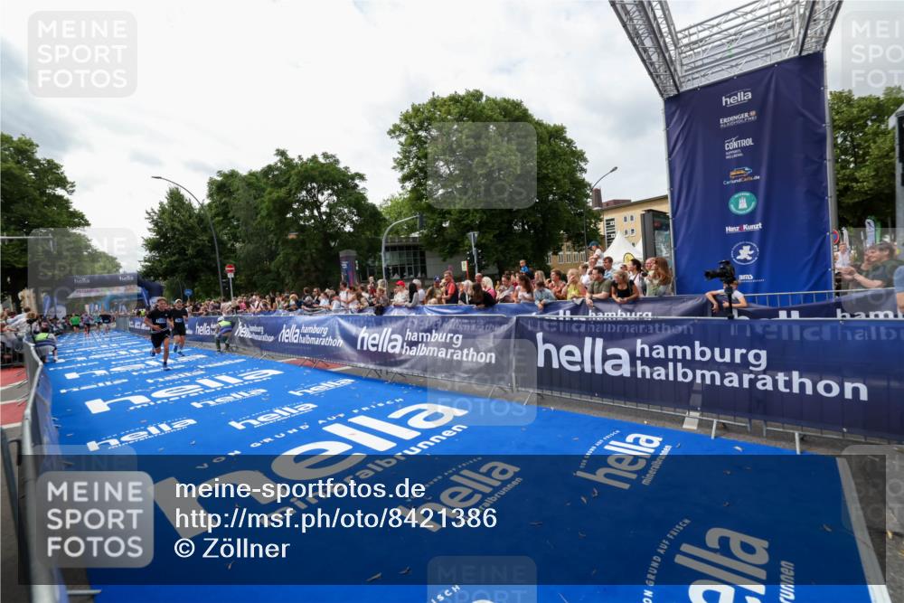 29.06.2025 - hella hamburg halbmarathon Zöllner http://msf.ph/oto/8421386 29.06.2025 10:31:55 Ziel 3935, 10927, 11929 meine-sportfotos.de