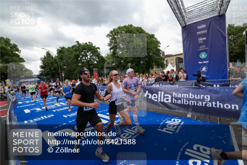 29.06.2025 - hella hamburg halbmarathon Zöllner http://msf.ph/oto/8421388 29.06.2025 10:53:44 Ziel 1502, 2058, 2082, 2518, 2630, 3819, 5399, 6762, 8335, 10549, 10895, 11588, 11589, 11604, 12632, 13865, 14702, 14818, 15061, 15441, 15856, 16092, 17482, 18143, 18514, 18666, 18715 meine-sportfotos.de