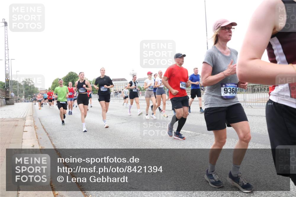 29.06.2025 - hella hamburg halbmarathon Lena Gebhardt http://msf.ph/oto/8421394 29.06.2025 10:52:35 Lombardsbrücke 7002, 13207, 11899, 13208, 122, 1360, 973, 9368, 1369, 1826, 2146, 2362, 2420, 2528, 2983, 3140, 3227, 3645, 4087, 4273, 4436, 4591, 4729, 4815, 5262, 5360, 6386, 6403, 6404, 6406, 6671, 6985, 7032, 7511, 7690, 7691, 7735, 7737, 7812, 8194, 8196, 8641, 9068, 9070, 9103, 9368, 9731, 10055, 10080, 10296, 10342, 10392, 10600, 10634, 10879, 10884, 10928, 10981, 11084, 11126, 11127, 11297, 11736, 11899, 11974, 12127, 12128, 12546, 12558, 12994, 14009 meine-sportfotos.de
