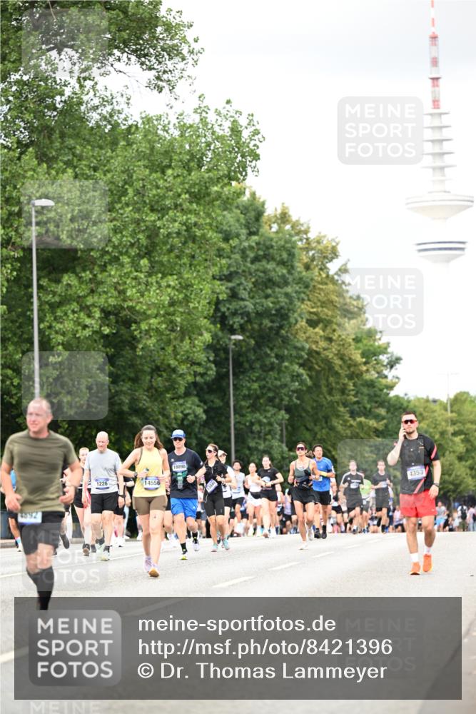 29.06.2025 - hella hamburg halbmarathon Dr. Thomas Lammeyer http://msf.ph/oto/8421396 29.06.2025 10:47:22 Kennedybrücke 1150, 1310, 1360, 1467, 1656, 1929, 1994, 2401, 2450, 2580, 2940, 2941, 3283, 3764, 3874, 4092, 4334, 4353, 4778, 4891, 4892, 5268, 5403, 5755, 6764, 6837, 7477, 7515, 7557, 8000, 8161, 8233, 8435, 9304, 10008, 10536, 10697, 10734, 10899 meine-sportfotos.de