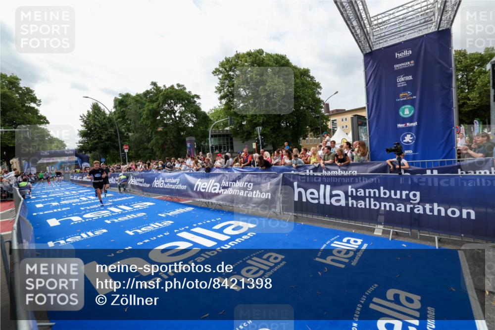 29.06.2025 - hella hamburg halbmarathon Zöllner http://msf.ph/oto/8421398 29.06.2025 10:31:55 Ziel 3935, 10927, 11929 meine-sportfotos.de