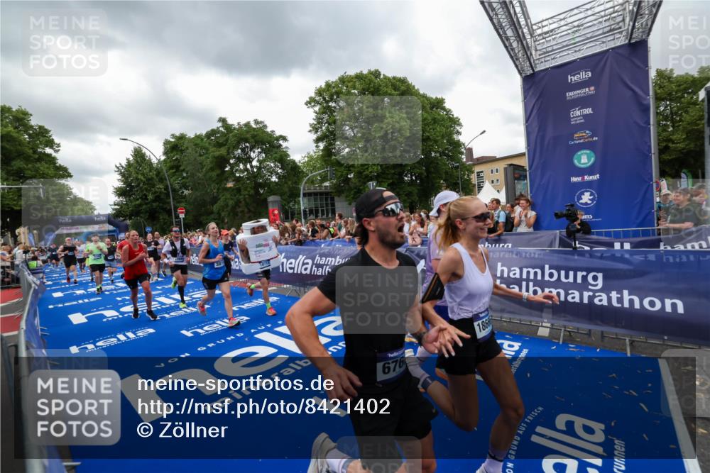 29.06.2025 - hella hamburg halbmarathon Zöllner http://msf.ph/oto/8421402 29.06.2025 10:53:44 Ziel 1502, 2058, 2082, 2518, 2630, 3819, 5399, 6762, 8335, 10549, 10895, 11588, 11589, 11604, 12632, 13865, 14702, 14818, 15061, 15441, 15856, 16092, 17482, 18143, 18514, 18666, 18715 meine-sportfotos.de