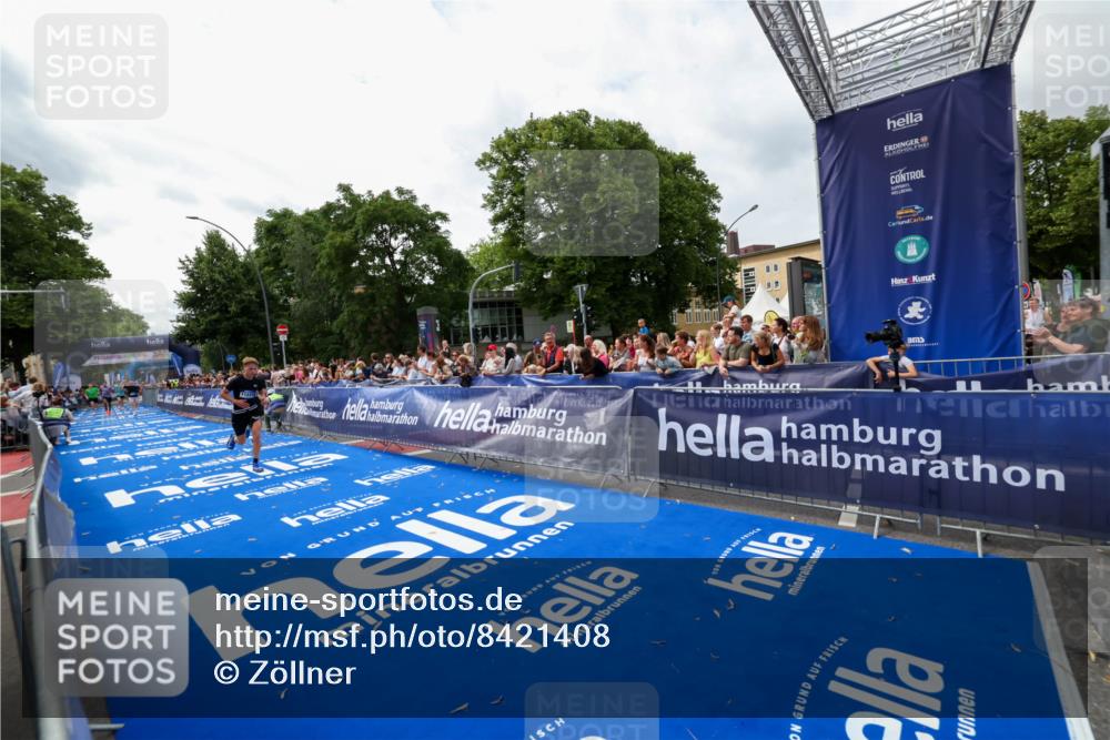 29.06.2025 - hella hamburg halbmarathon Zöllner http://msf.ph/oto/8421408 29.06.2025 10:31:56 Ziel 3935, 4698, 6619, 10927, 11929 meine-sportfotos.de