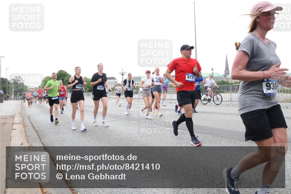 29.06.2025 - hella hamburg halbmarathon Lena Gebhardt http://msf.ph/oto/8421410 29.06.2025 10:52:36 Lombardsbrücke 13208, 13207, 5360, 11899, 17002, 1197, 9731, 1092, 11, 936, 1369, 1826, 2146, 2362, 2420, 2528, 2983, 3140, 3227, 3645, 4273, 4436, 4591, 4729, 4815, 5262, 5360, 6386, 6403, 6404, 6406, 6671, 6985, 7032, 7511, 7690, 7691, 7735, 7737, 7812, 8194, 8196, 8641, 9068, 9070, 9103, 9368, 9545, 9731, 10055, 10080, 10296, 10342, 10392, 10600, 10634, 10879, 10884, 10928, 10981, 11084, 11126, 11127, 11297, 11736, 11899, 11919, 11974, 12127, 12128, 12546, 12558, 12994, 14009 meine-sportfotos.de