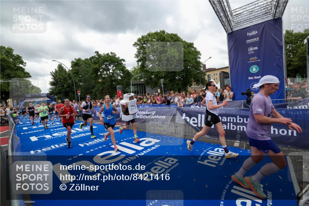 29.06.2025 - hella hamburg halbmarathon Zöllner http://msf.ph/oto/8421416 29.06.2025 10:53:44 Ziel 1502, 2058, 2082, 2518, 2630, 3819, 5399, 6762, 8335, 10549, 10895, 11588, 11589, 11604, 12632, 13865, 14702, 14818, 15061, 15441, 15856, 16092, 17482, 18143, 18514, 18666, 18715 meine-sportfotos.de